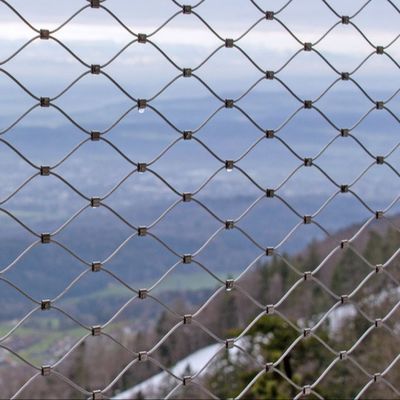 Jaring Tali Baja Tahan Karat Fleksibel dengan Bentuk Lubang Berlian Tahan UV dan Garansi 10 Tahun untuk Pagar Keamanan