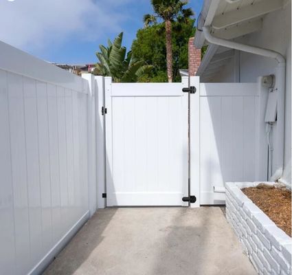 Pagar Privasi Plastik PVC Vinyl Murah Dengan Tiang Untuk Rumah