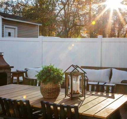 Rodent Proof Long Life Plastic Privacy Fence Untuk Taman Luar Dengan Gerbang