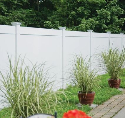 Pagar Privasi PVC Putih Tahan Cuaca 6Tinggix8Lebar untuk Rumah Kebun