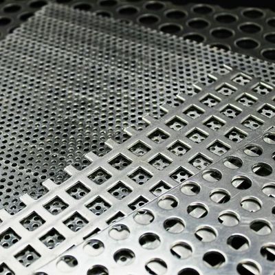 PVDF Dekoratif Aluminium Square Hole Perforated Metal Mesh Untuk Tirai Dinding