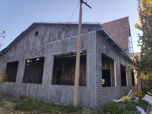 Kawat Expanded Metal Galvanis Bentuk V untuk Konstruksi Bangunan Stuko dengan Ukuran 2500*600mm dan Jarak Rib 100mm