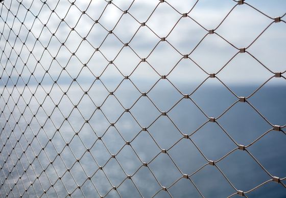 Jaring Kawat Tali Stainless Steel Lunak dengan Sudut Bukaan Jaring 60° dan Poles Akhir Galvanis untuk Perlindungan Bangunan