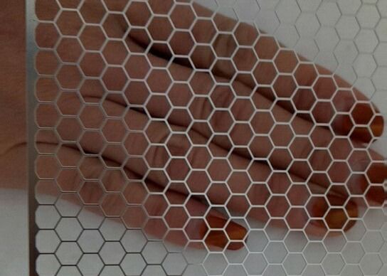 Desain yang disesuaikan dengan lubang bulat stainless steel lubang heksagonal perforated sheet untuk speaker box