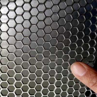 Desain yang disesuaikan dengan lubang bulat stainless steel lubang heksagonal perforated sheet untuk speaker box