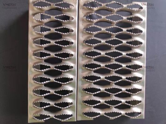 Kekuatan Tinggi Silver Diamond Hole Grip Strut Safety Grating Lebar 300mm