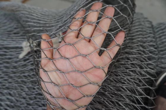 50x50mm Wire Rope Mesh Hitam Oksidasi Dikutik Dekoratif