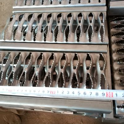Antislip Grip Strut Safety Grating Lubang Berlian Baja Galvanis 10 Gauge Walkway Plank