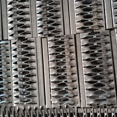 Anti Slip Diamond Plank Grating Aluminium 12 Gauge Steel Walkway